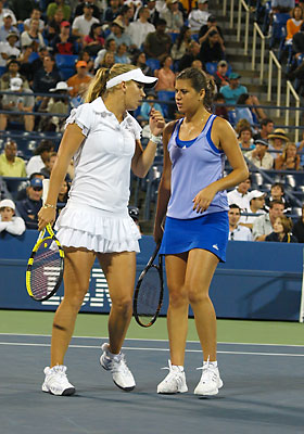 Sorana se inclina in fata surorilor Williams