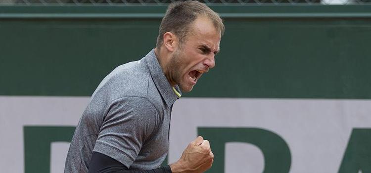 La un meci de tabloul principal