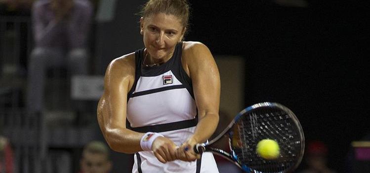 Begu a trecut de Bencic graţie unui abandon
