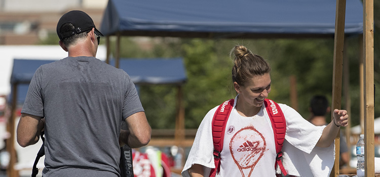 Imagini de la antrenamentul SIMONEI HALEP şi de la o acţiune a organizatorilor