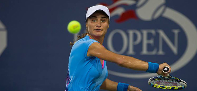 Doar Monica merge mai departe